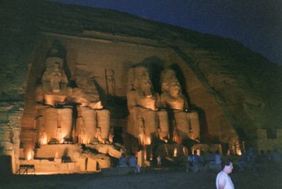 ABU SIMBEL : 
les colosses de Ramsès II, 
hauts de 20 m.